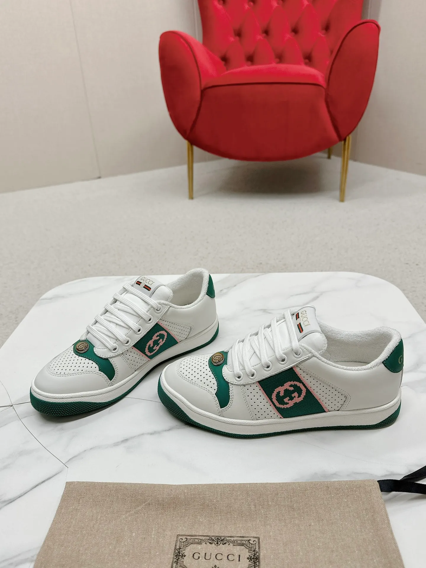 👟👟Ex-factory price 560👟👟 Men’s size +10 Gucci——purchased version GG series distressed dirty shoes-hot style is coming! 9 times out of 10 sales, you will definitely get the money. Ready stock! Spot goods! Spot goods! New colors added - the ultimate version on the market! Purchase the original version and develop it... fabric, material, outsole, and details can be compared at will! Open-mold Swarovski one-to-one replica rhinestone chain...Metal cherry pendant...Metal double G crystal cylindrical mark...Gucci original customized narrow webbing...Super flash series - flash diamond chain. The cherry decoration is detachable and can be changed into two to match with each other to show your personality. Exclusive color-brushed cowhide fabric. Hand-made distressed is very textured and has a sense of luxury! The details of the workmanship can be seen in the drawings, and no line is missed. The original terry cloth is delicate, soft and more comfortable and breathable. The privately stamped two-color original TPU outsole (lower layer is wider, upper layer is narrower). Matching packaging⭐️ Size: Female 35-40 Male 39-44 (Female 41 Male 45 customized)